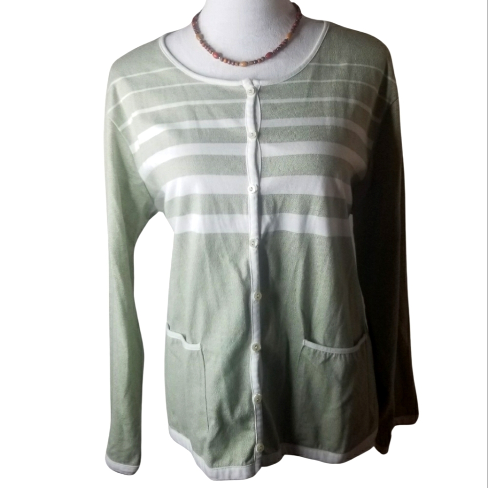 🦋Analogy Light Sage & White  Delicate Button Detail Top